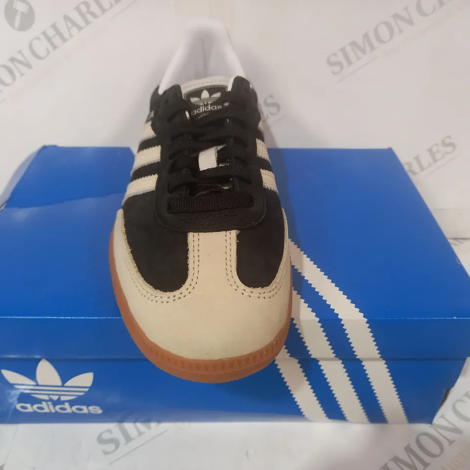 BOXED PAIR OF ADIDAS SAMBA OG SHOES IN BLACK/WHITE UK SIZE 6