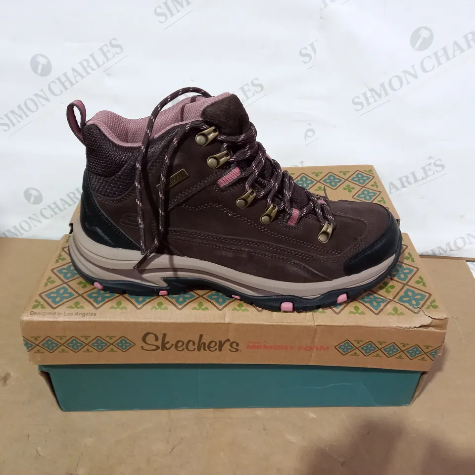 BOXED PAIR OF SKECHERS BROWN BOOTS- SIZE 6
