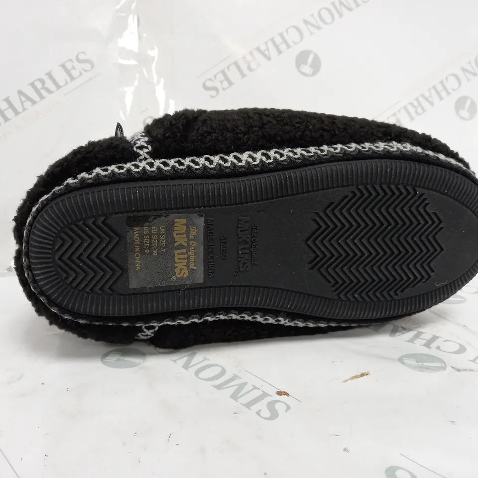 MUK LUKS FREJA BLACK SLIPPERS - SIZE 7