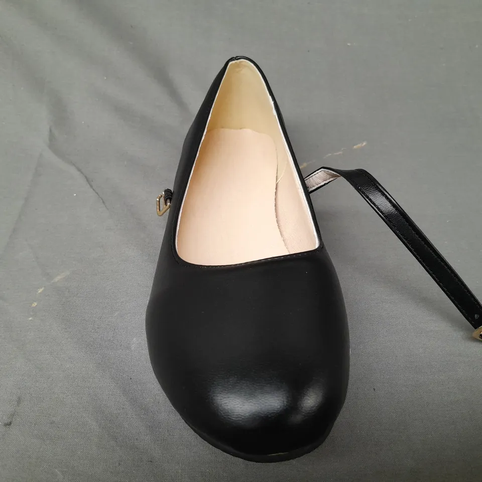 BOXED PAIR OF DESIGNER FLAT SHOES IN BLACK EU SIZE 42
