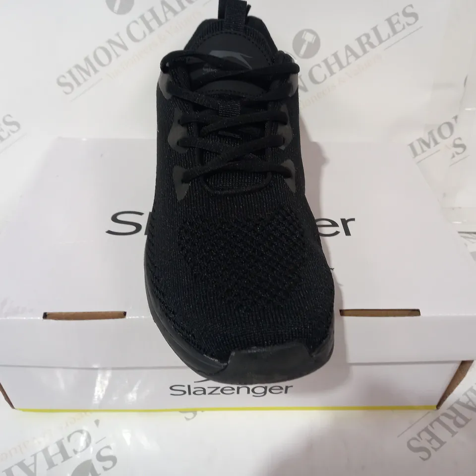 BOXED PAIR OF SLAZENGER JENSON TRAINERS IN BLACK UK SIZE 9