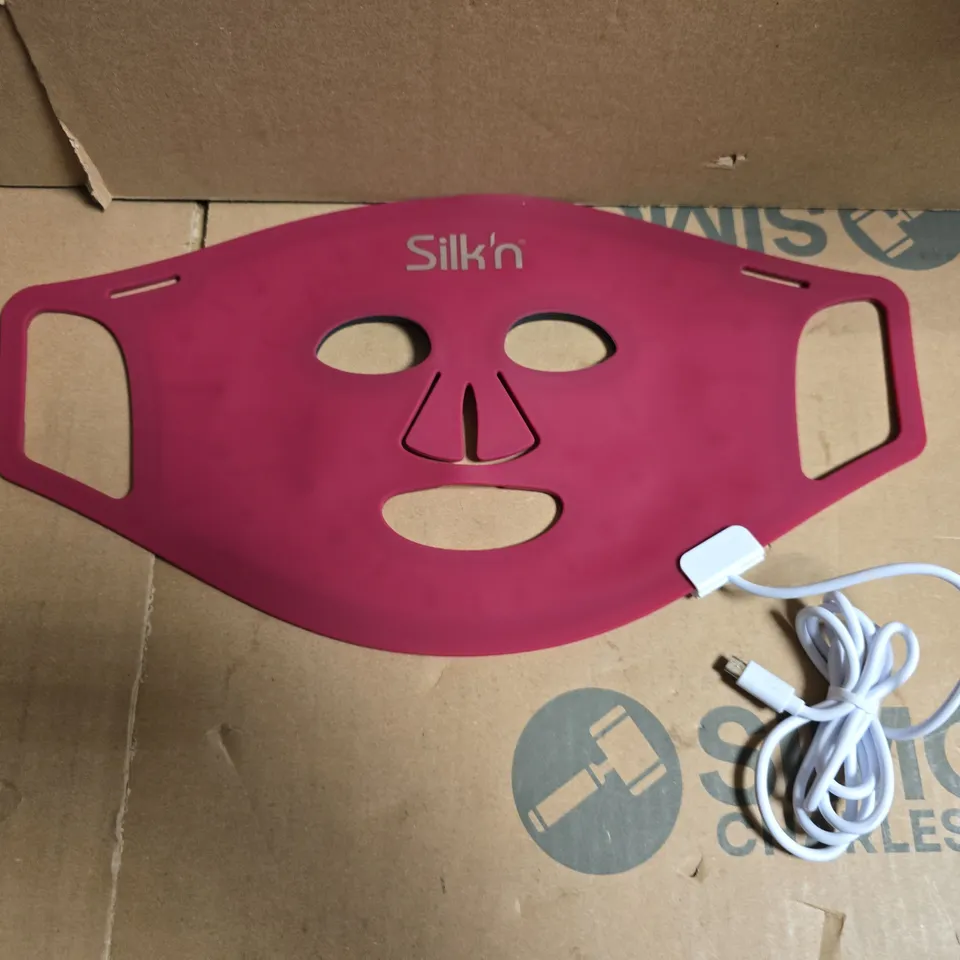 BOXED SILK'N LED FACE MASK 100 RED
