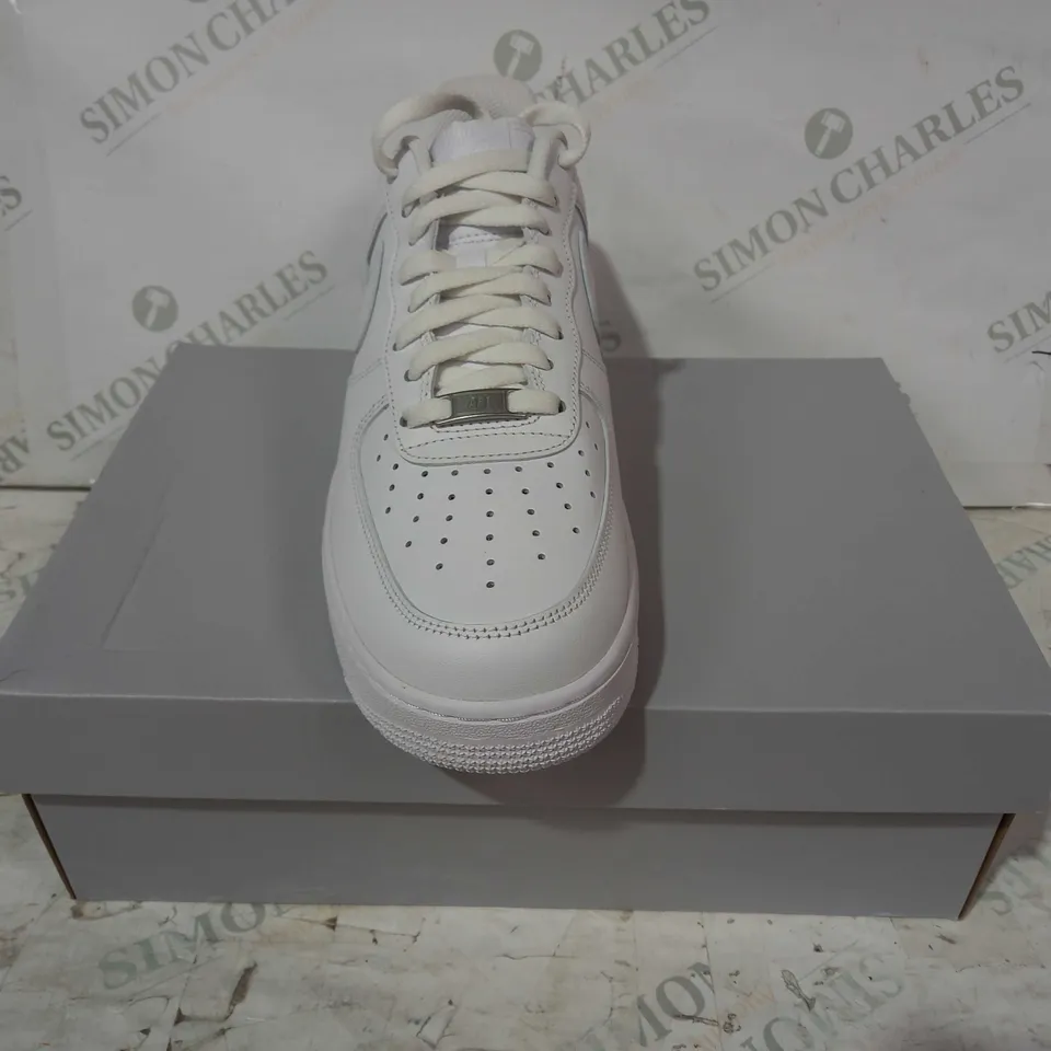 BOXED PAIR OF NIKE AIR FORCE 1 '07 SHOES IN WHITE UK SIZE 9