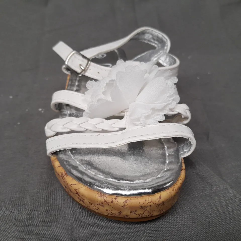 BOX OF APPROXIMATELY 15 LILLEY KIDS OPEN TOE SANDALS IN WHITE/METALLIC SILVER W. FLOWER DETAIL - VARIOUS SIZES
