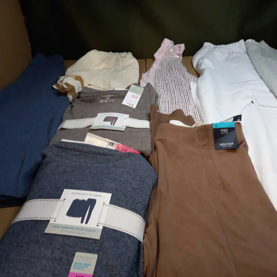 LOT OF APPROX 25 ASSORTED CLOTHING ITEMS VARYING IN SIZE/COLOUR/STYLE TO INCLUDE: TROUSERS, TOPS, DRESSES
