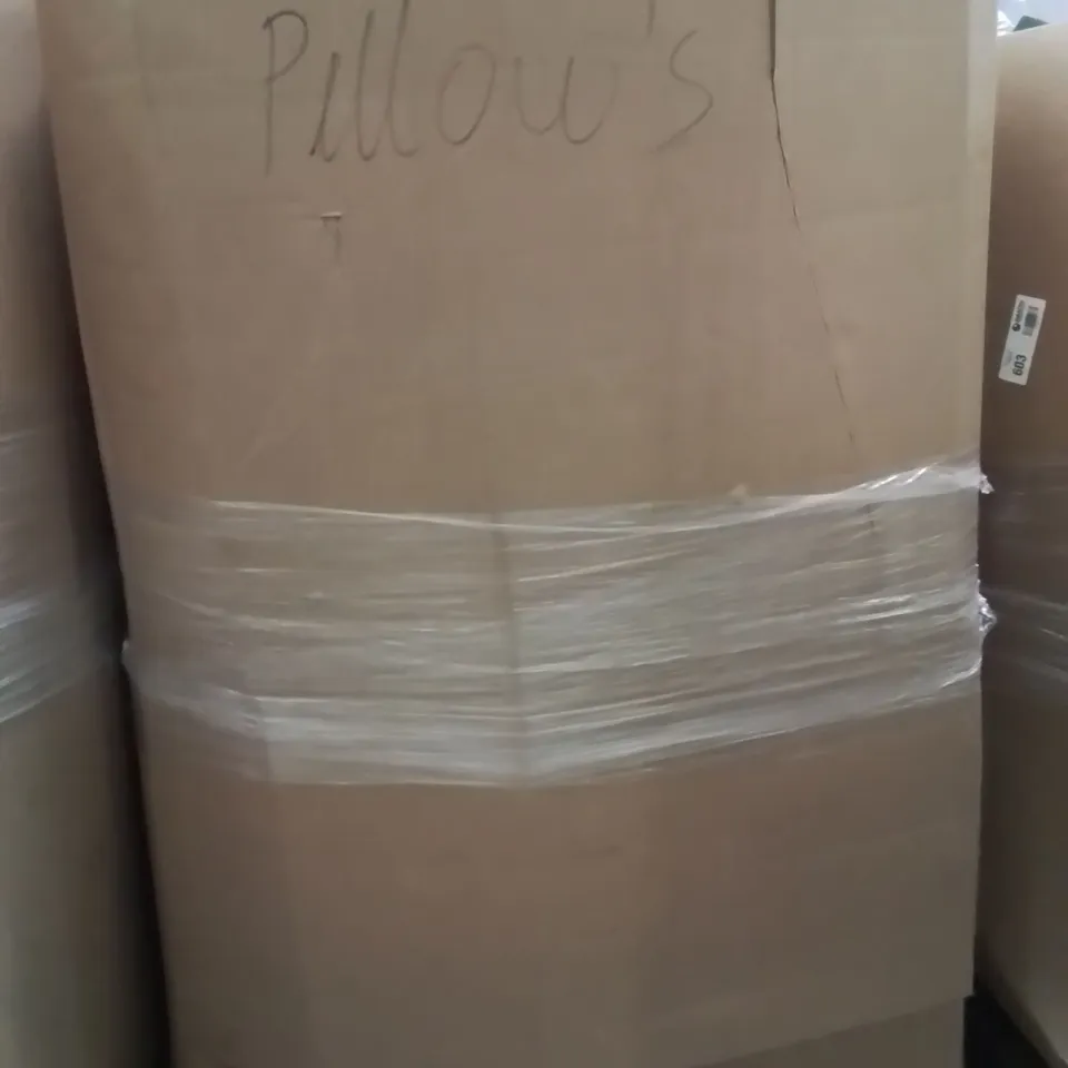 PALLET CONTAINING A LARGE QUANTITY OF PILLOWS