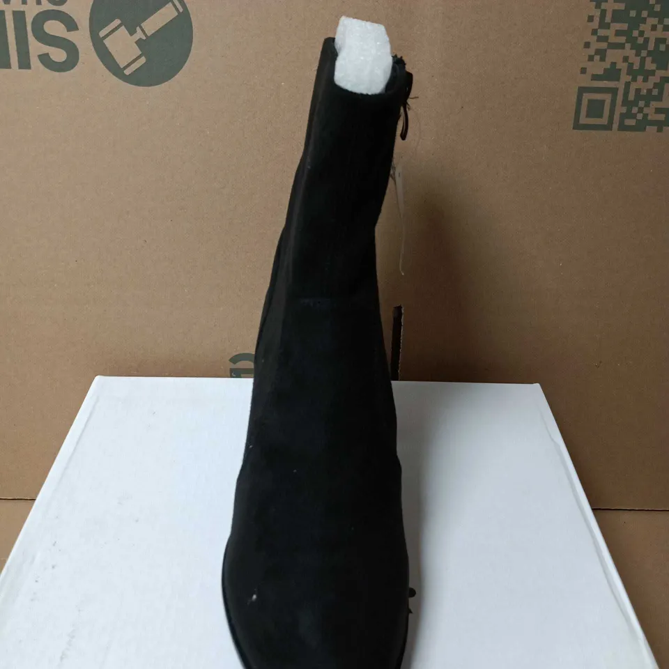 BOXED PAIR OF SHOES BY EMMA CHLOE BLACK SUEDE ANKLE BOOTS – UK 4