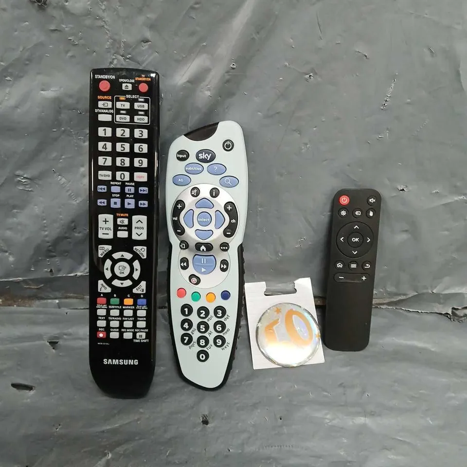 BOX OF APPROXIMATELY 12 ASSORTED ITEMS TO INCLUDE - SKY REMOTE , 50 BADGE ETC