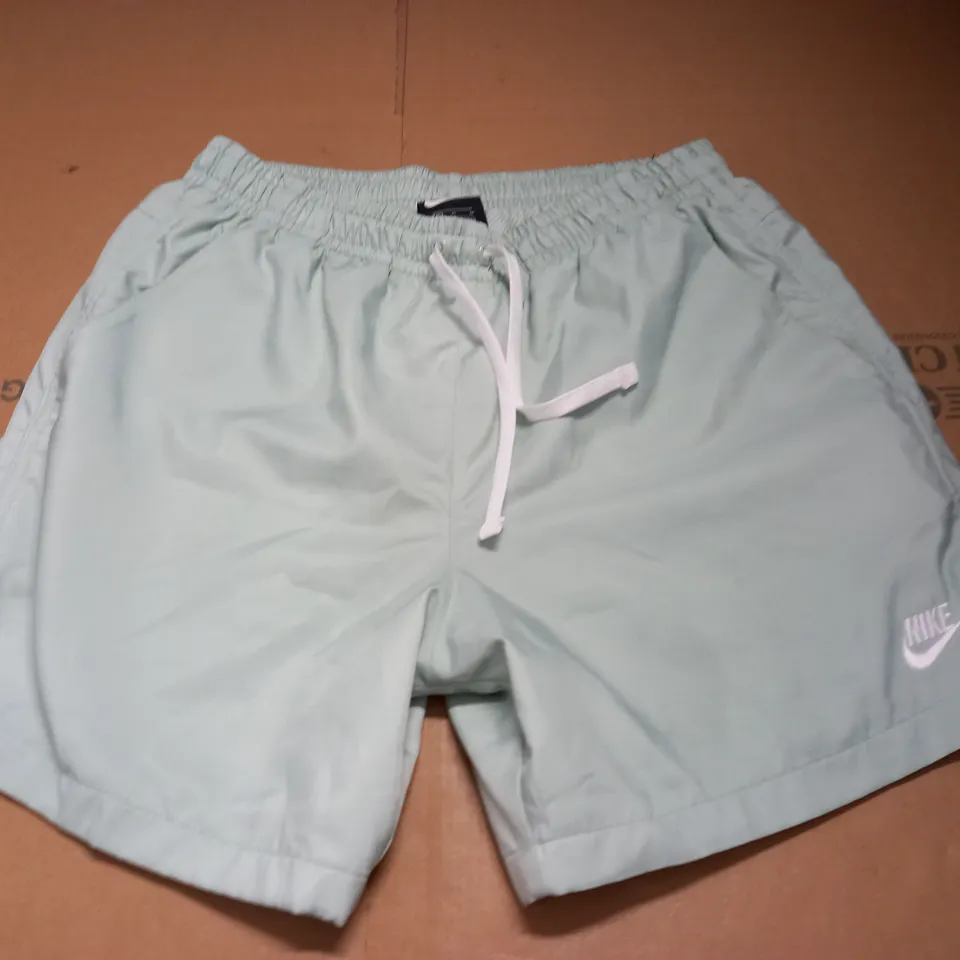 NIKE  GREEN SHORTS - M