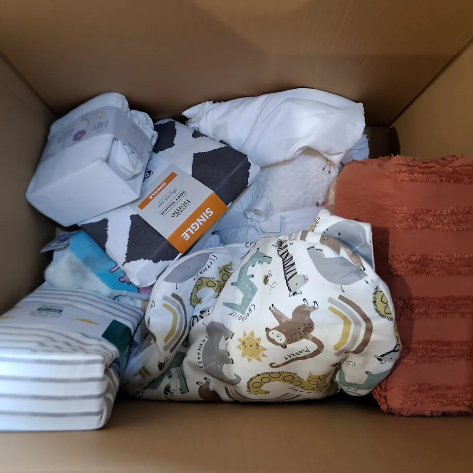 LOT OF APPROXIMATELY 12 ASSORTED BEDDING AND SOFT FURNISHING ITEMS TO INCLUDE DUVETS, SEAT PADS AND THROW