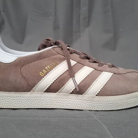 PAIR OF ADIDAS GAZELLE SHOES IN TAN/WHITE UK SIZE 8