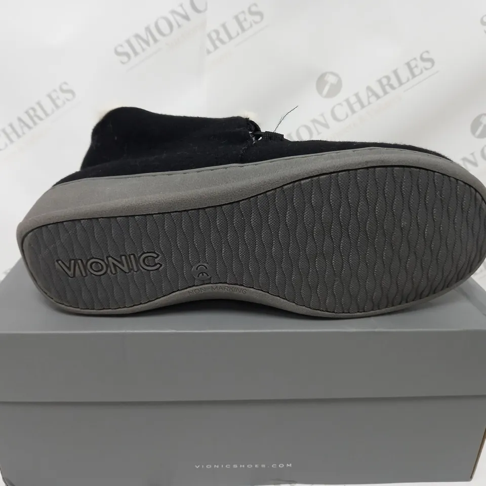 BOXED PAIR OF VIONIC BELIEVE SLIPPERS IN BLACK SIZE 5