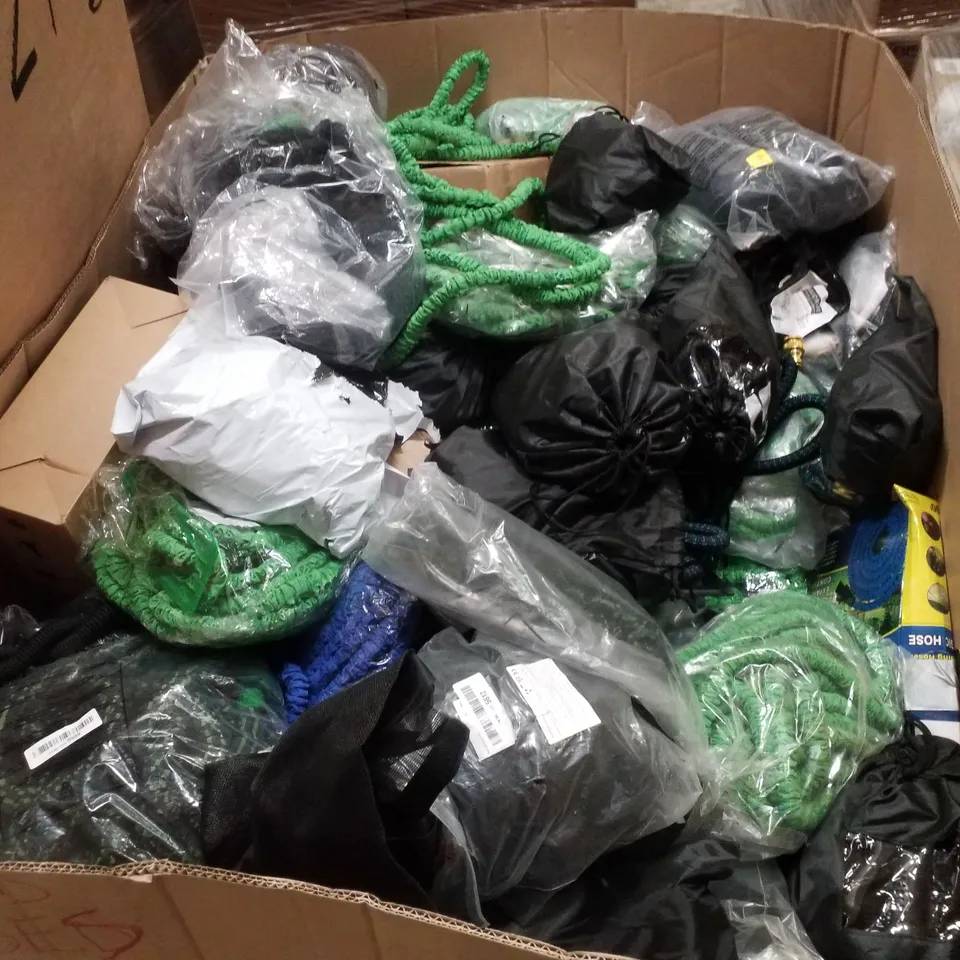 PALLET CONTAINING ASSORTED GARDEN HOSES