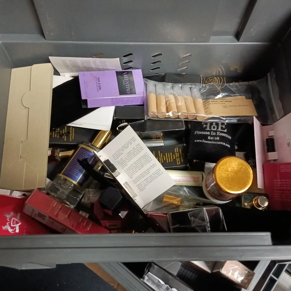 LOT OF ASSORTED FRAGRANCE TESTERS TO INCLUDE PENHALIGONS, ALIEN AND THOMSON CARTER