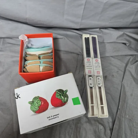 APPROXIMATELY 15 ASSORTED HOUSEHOLD PRODUCTS TO INCLUDE SALT & PEPPER SHAKERS, CHOPSTICKS, MINI DISHES ETC