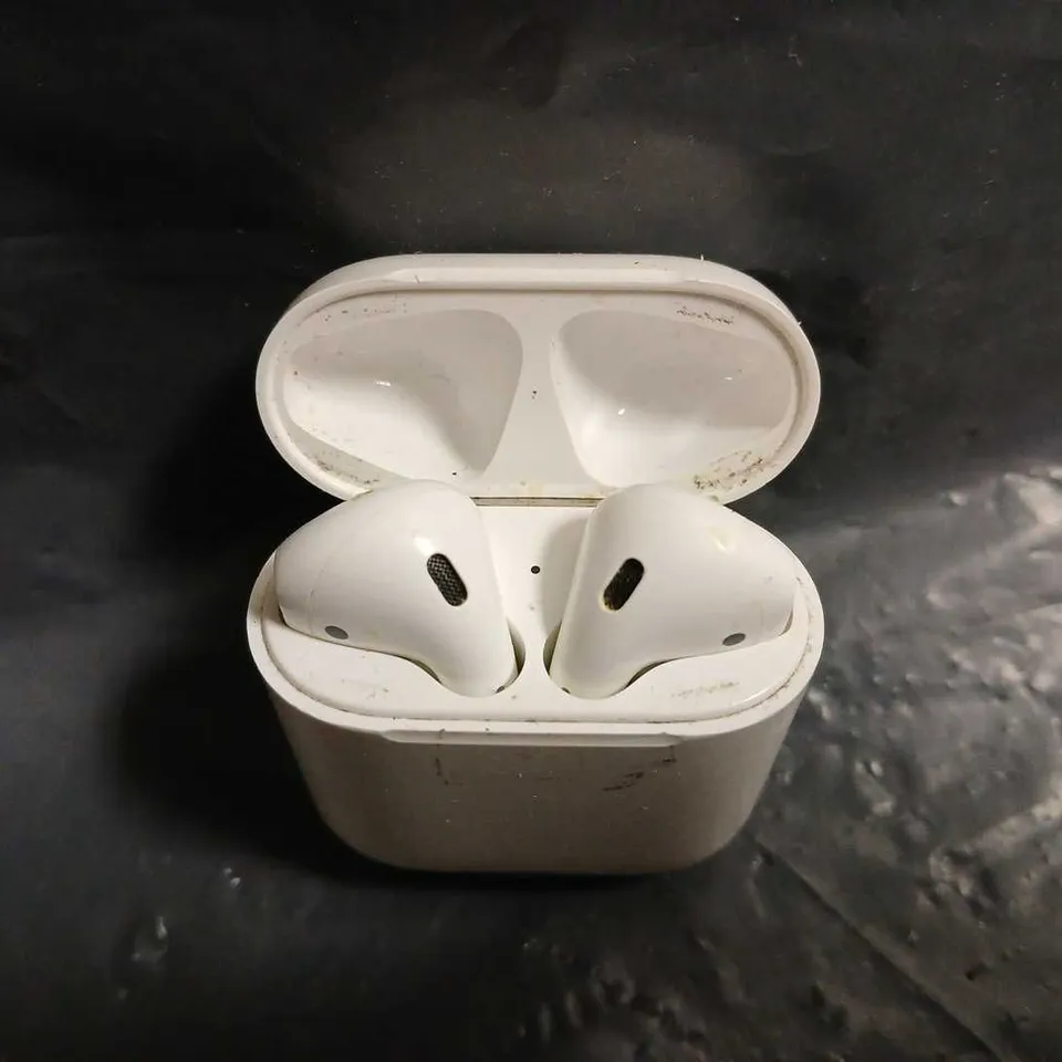  APPLE AIRPODS 1ST GENERATION IN WHITE A1602