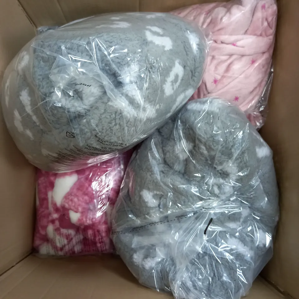 LARGE BOX OF APPROXIMATELY 10 CLOTHING ITEMS ALL IN DIFFRENT COLOURS AND SIZES 