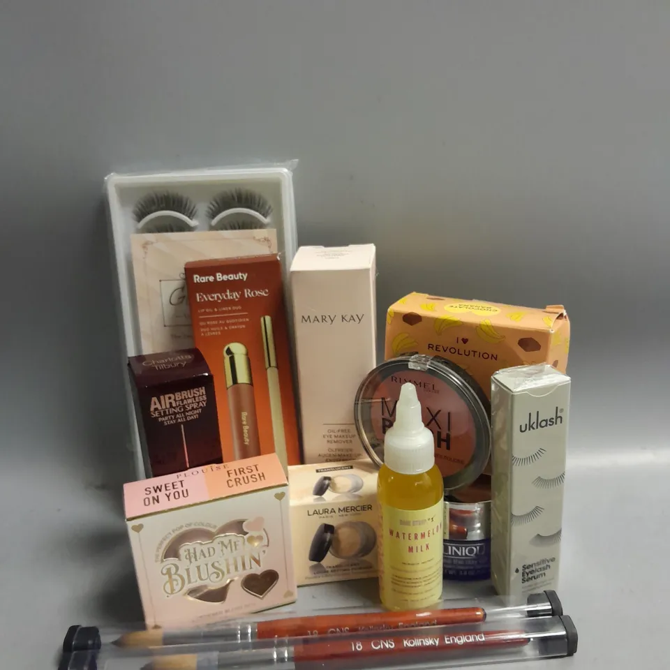 BOX OF APPROXIMATELY 15 COSMETIC ITEMS TO INCLUDE - MARY KAY EYE MAKEUP REMOVER - PLOUISE POWDERED BLUSH DUO - CHARLOTTE TILBURY AIRBRUSH FLAWLESS SETTING SPRAY ETC 