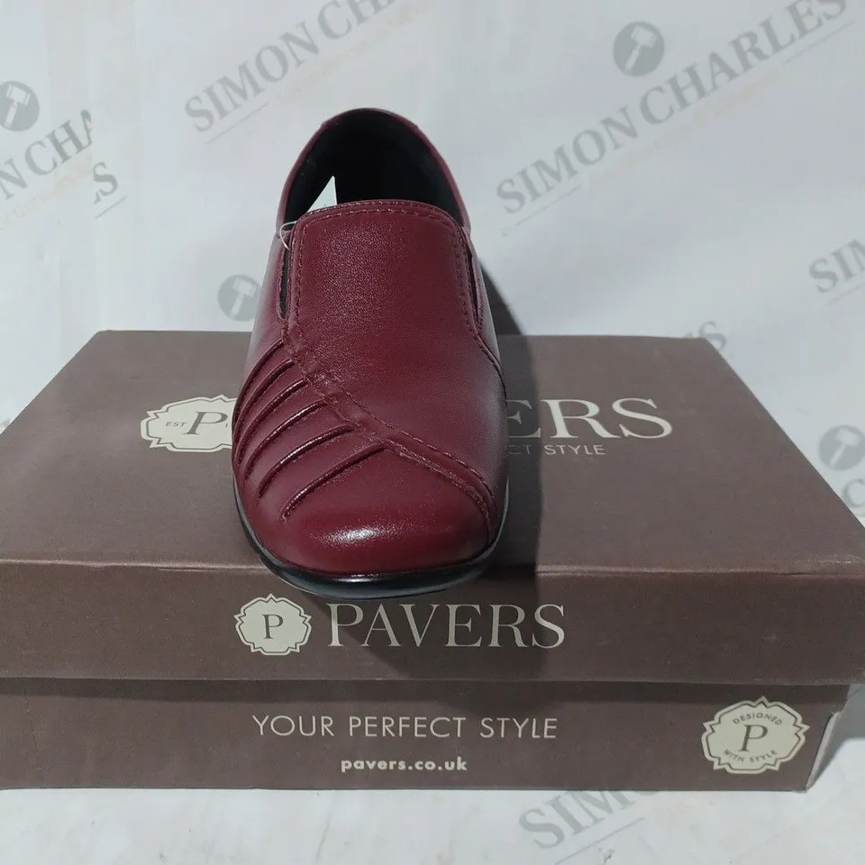 BOXED PAIR OF PAVERS LOW HEEL LOAFERS IN BURGUNDY SIZE 5