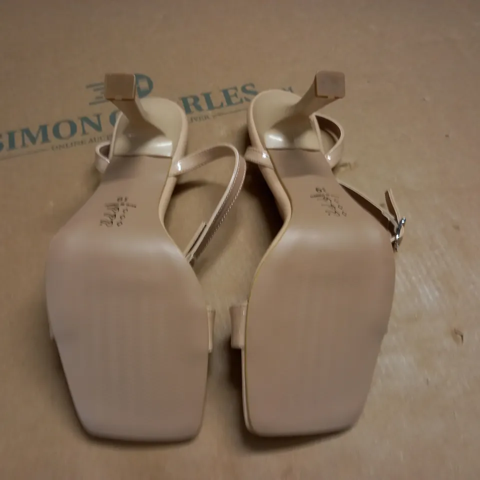 PAIR OF BOOHOO SQUARE TOED HEELED SHOES - 39