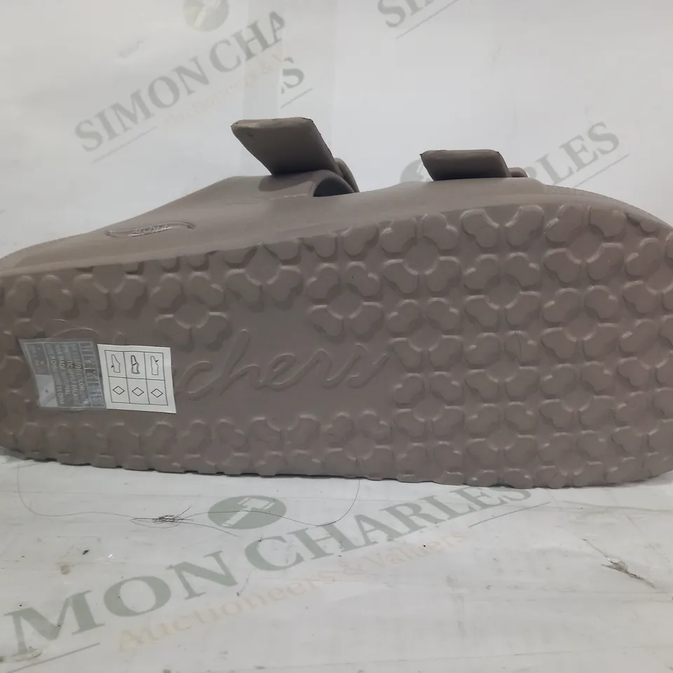 BOXED PAIR OF SKECHERS ARCHFIT OPEN TOE BUCKLE STRAP SANDALS IN GREY UK SIZE 8