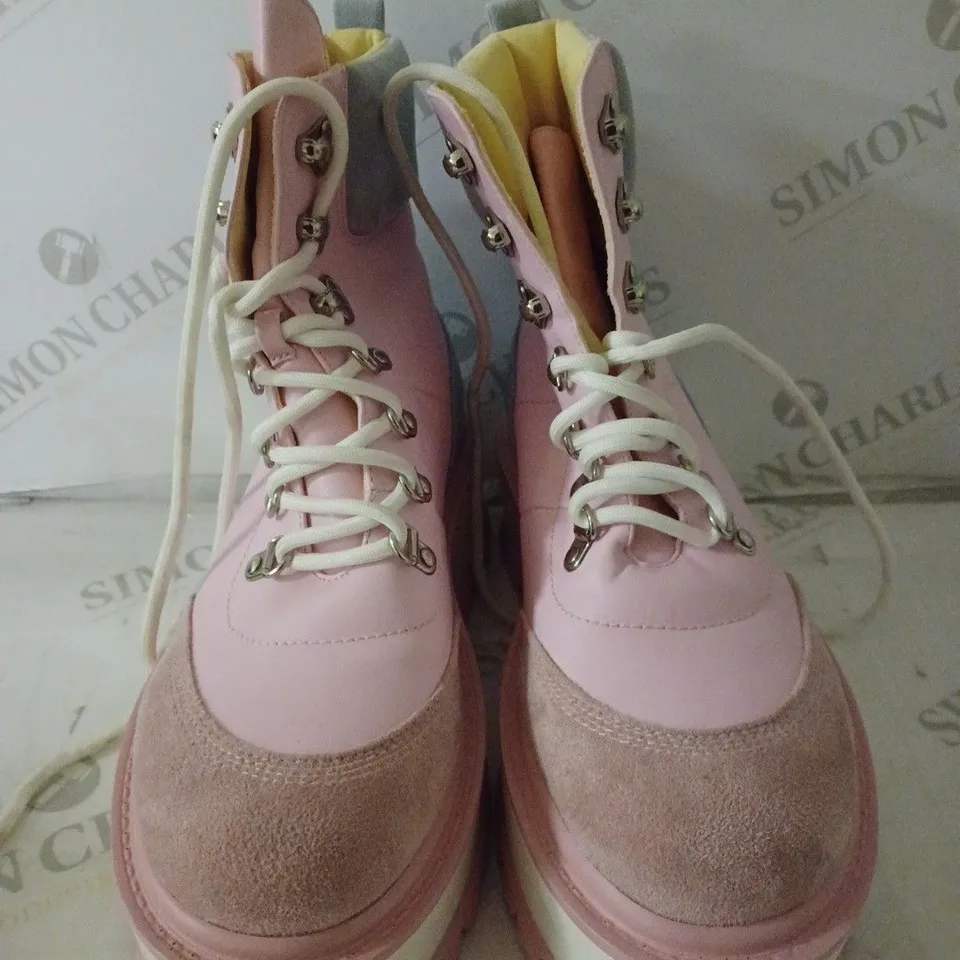 PAIR OF KOI WOMEN'S HYDRA MATRIX KAWAII PLATFORM BOOTS SIZE 6