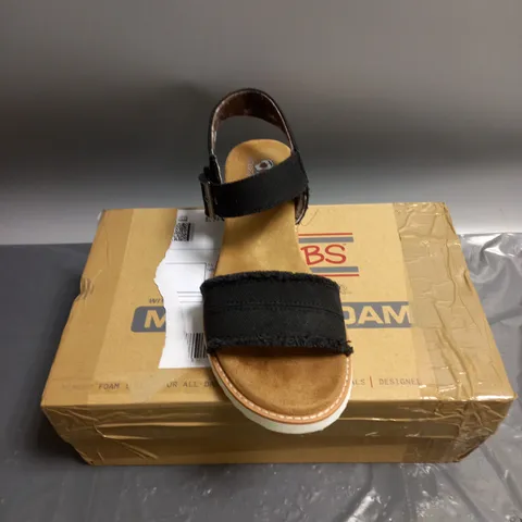 BOXED PAIR OF BOBS FROM SKETCHERS SANDALS IN BLACK SIZE UK 5
