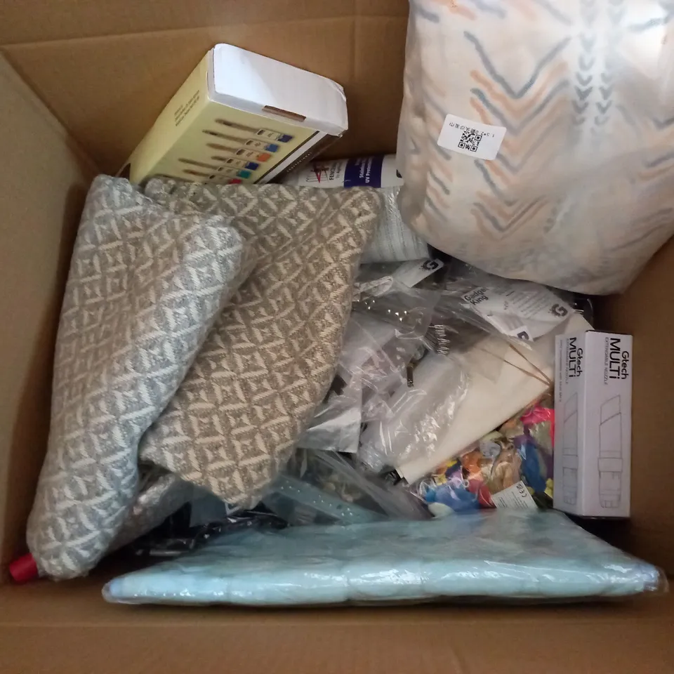 BOX OF APPROXIMATELY 20 ASSORTED ITEMS TO INCLUDE KITCHENCRAFT MICOWAVE 3 PART STEAMER SET, DECOREX HD MORTAR & GROUTING GUN SET, LEATHER LINED GLOVES, ETC
