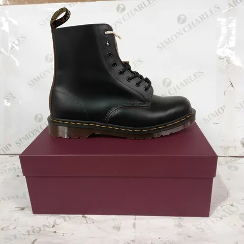 BOXED PAIR OF DR MARTENS VINTAGE 1460 LEATHER BOOTS IN BLACK UK SIZE 10