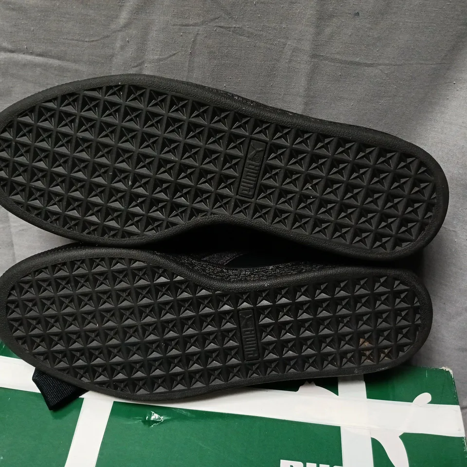 PUMA SUEDE TRAINERS IN BLACK - UK 7