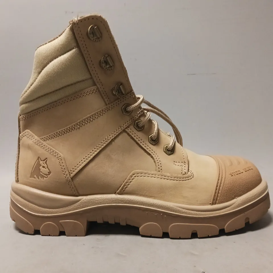 BOXED PAIR OF STEELBLUE SOUTHERN CROSS ANKLE BOOTS IN SAND SIZE 8
