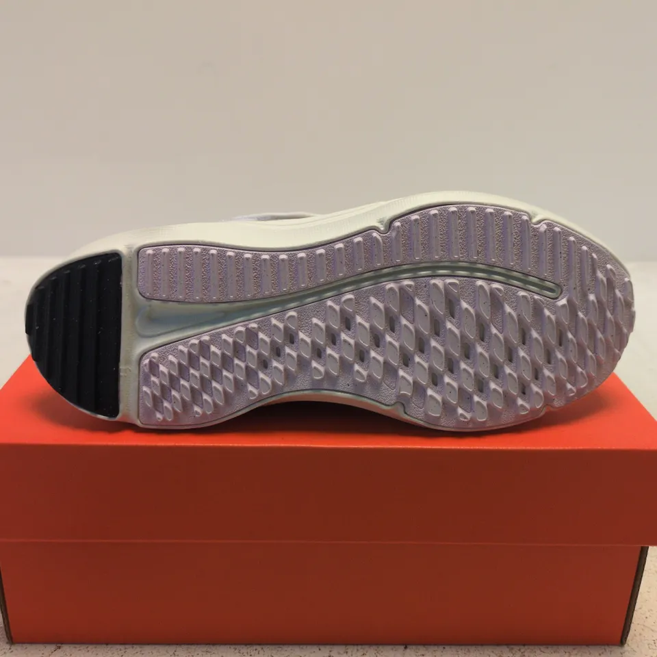 BOXED PAIR OF NIKE COSMIC RUNNER SE 2 PS KID'S TRAINERS – WHITE/LILAC UK 13.5