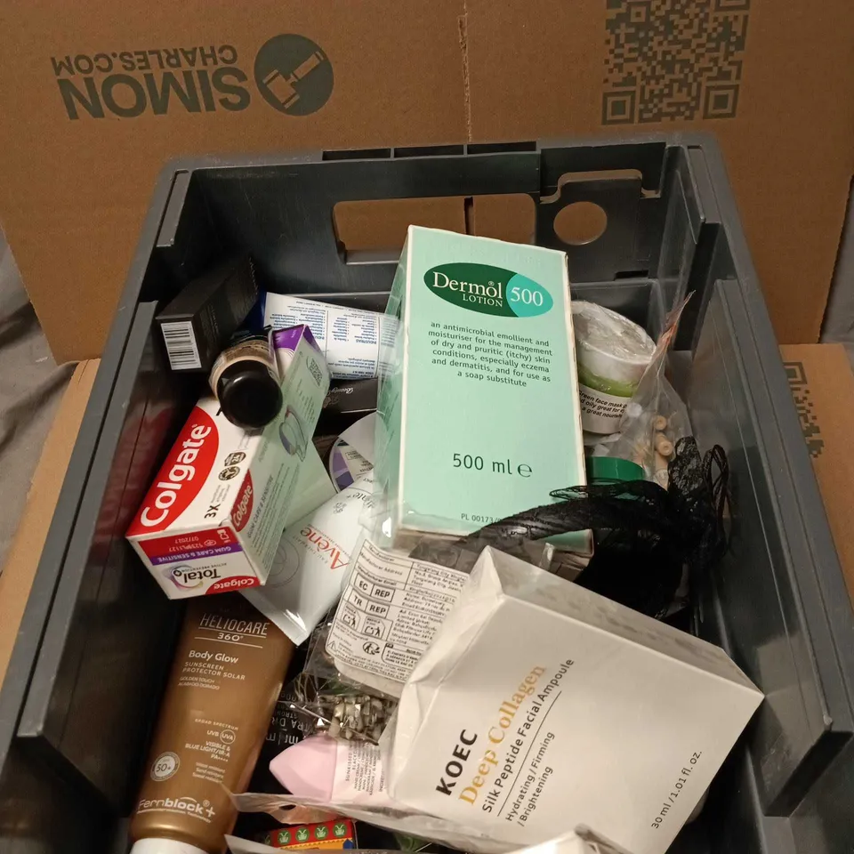 APPROXIMATELY 20 ASSORTED COSMETIC ITEMS TO INCLUDE DERMOL LOTION, WICKED MUD MASK, COLGATE, UKLASH, MAYBELLINE ETC