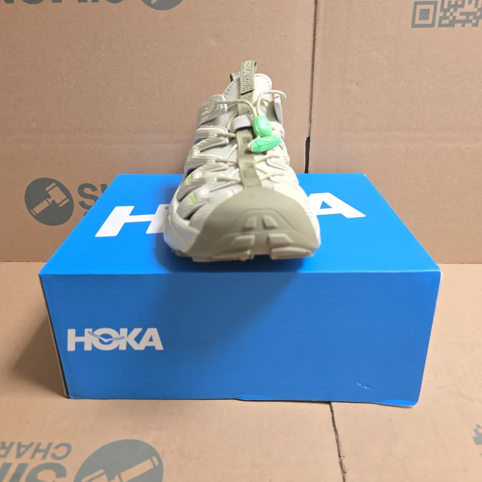 BOXED PAIR OF HOKA HOPARA SANDALS IN PALE GREEN SIZE UK 6.5