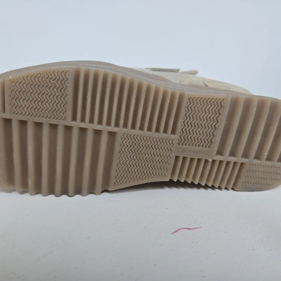 BERSHKA SIZE 37