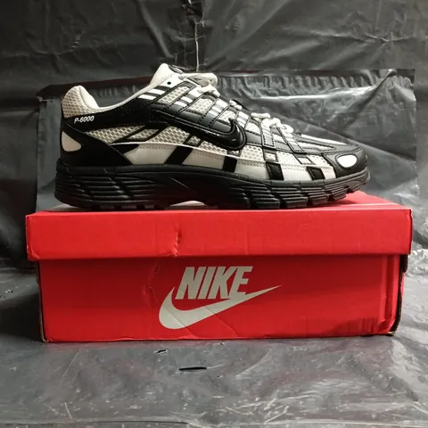 BOXED PAIR OF NIKE P-6000 TRAINERS IN BLACK/GREY SIZE UK 9