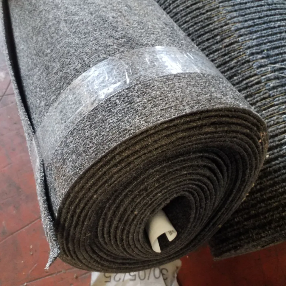 ROLL OF QUALITY CARPET IN DARK GREY - SIZE UNSPECIFIED 
