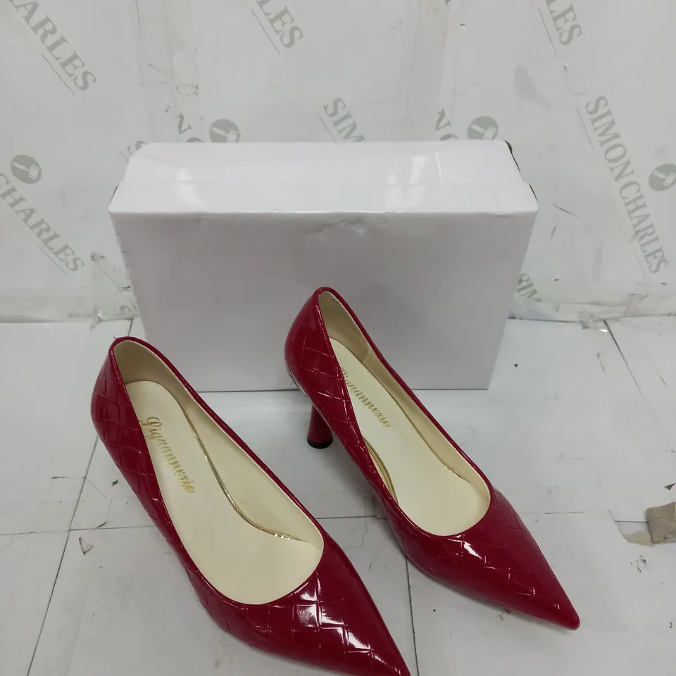 BOXED PAIR OF LIGUANNIXIE RUBY RED POINTED HEELS SIZE 39