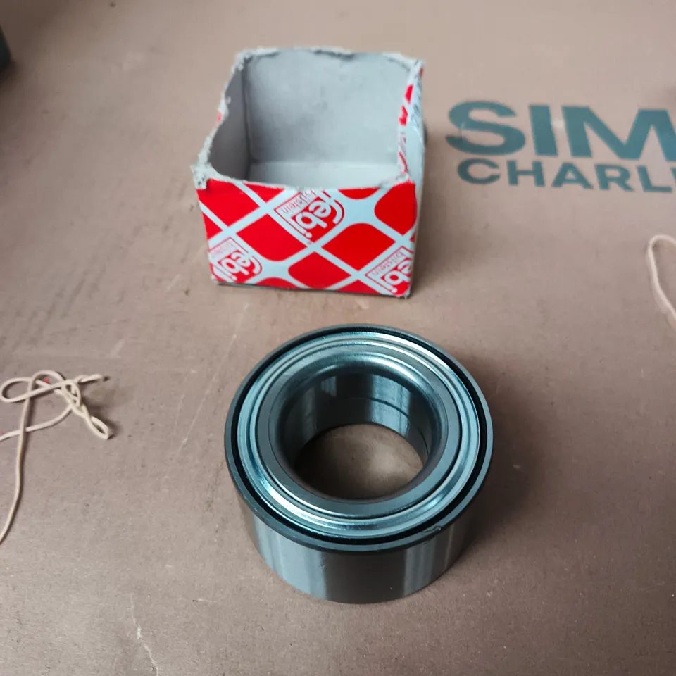 TOTE OF APPROXIMATELY 12 ASSORTED ITEMS TO INCLUDE: BMW WHEEL BEARING FEBI PART NUMBER 26309