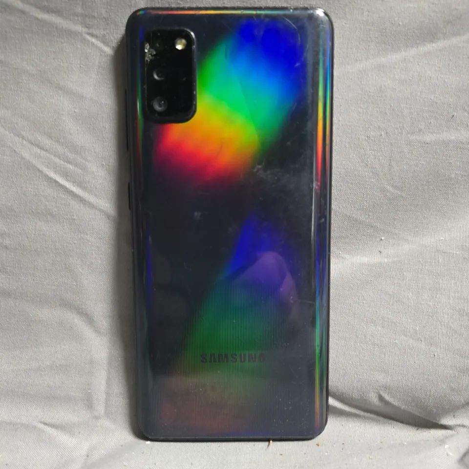 SAMSUNG GALAXY A41 SMARTPHONE – BLACK/GRADIENT, POWERS ON