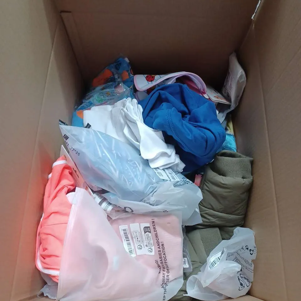 BOX OF APPROXIMATELY 30 ASSORTED KIDS CLOTHING ITEMS TO INCUDE - TOPS, PANTS, PYJAMAS, ETC