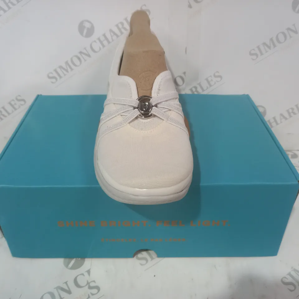 BOXED PAIR OF BZEES SHOES IN WHITE SIZE 7