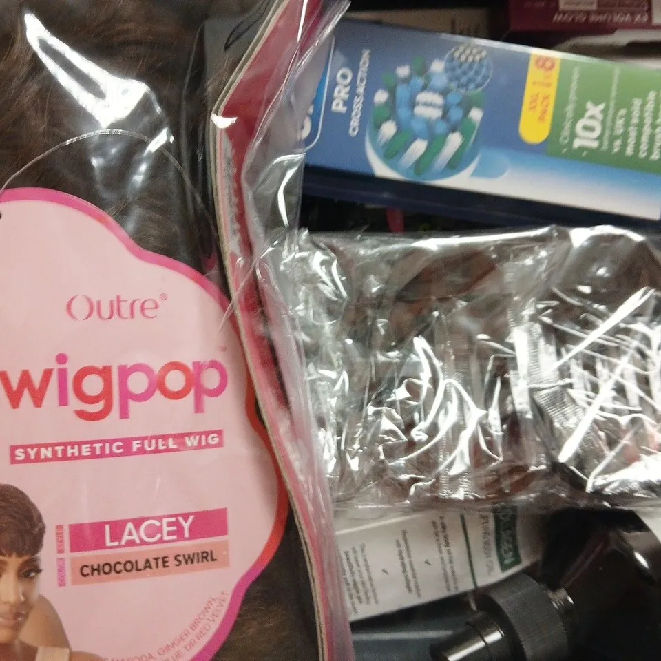 APPROXIMATELY 18 ASSORTED COSMETIC ITEMS INCLUDING VARIOUS MAKES AND BRANDS - COLLECTION ONLY