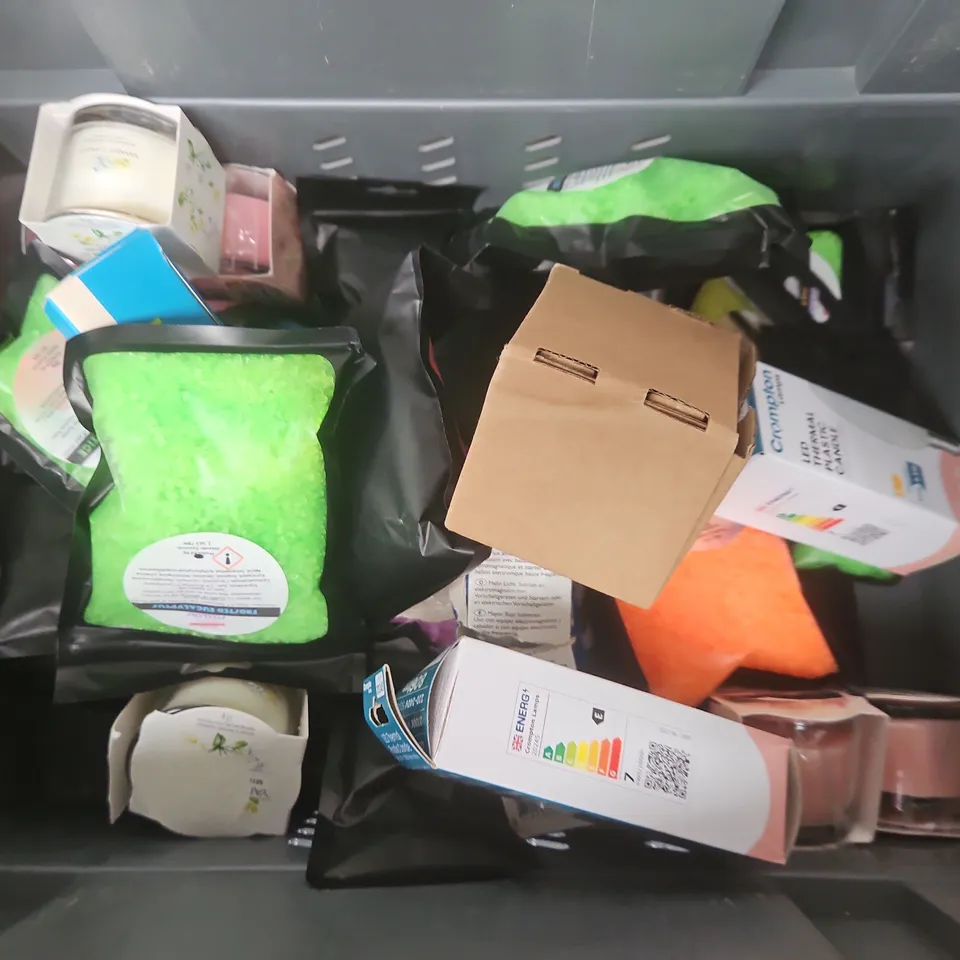 APPROXIMATELY 10 ASSORTED HOUSEHOLD ITEMS TO INCLUDE SCENTED CANDES, BULBS, SIZZLERS TEALIGHT SALT, ETC - COLLECTION ONLY