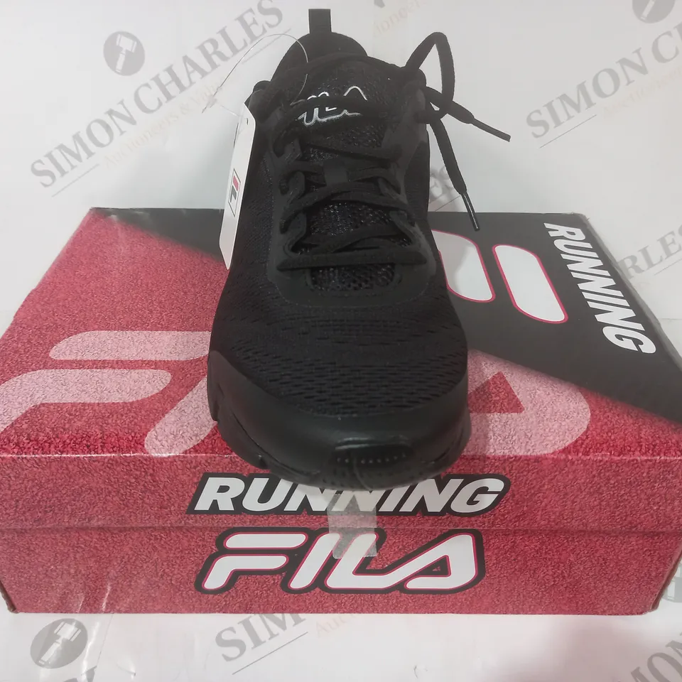 BOXED PAIR OF FILA FLASH ATTACK TRAINERS IN BLACK UK SIZE 7