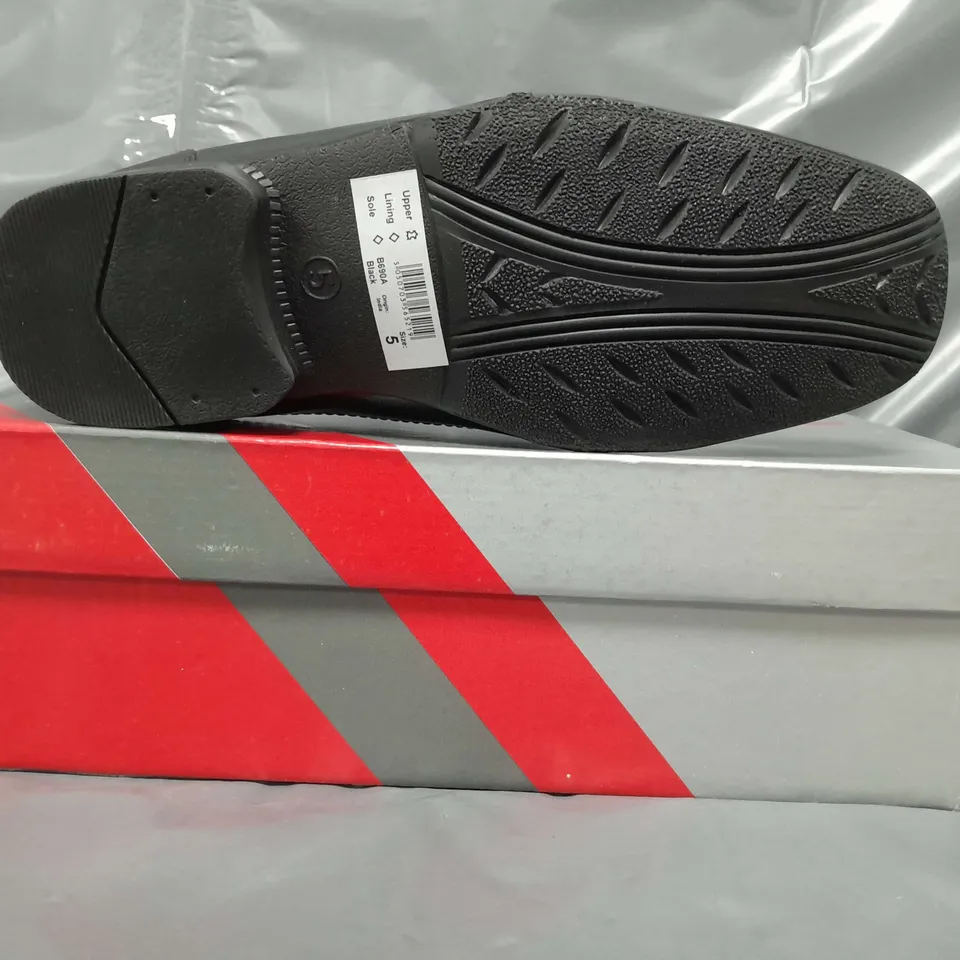 BOXED PAIR OF ROAMERS SLIP-ON SHOES IN BLACK SIZE 5