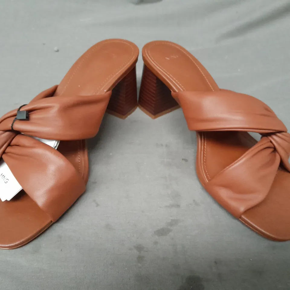 BOXED PAIR OF MNG OPEN TOE BLOCK HEEL SANDALS IN CHOCOLATE UK SIZE 5