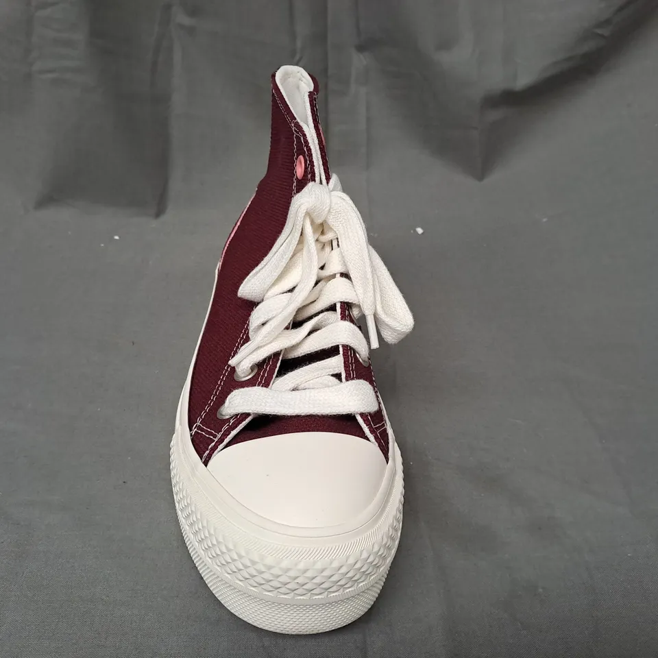 BOXED PAIR OF CONVERSE SHOES IN DEEP BURGUNDY UK SIZE 6