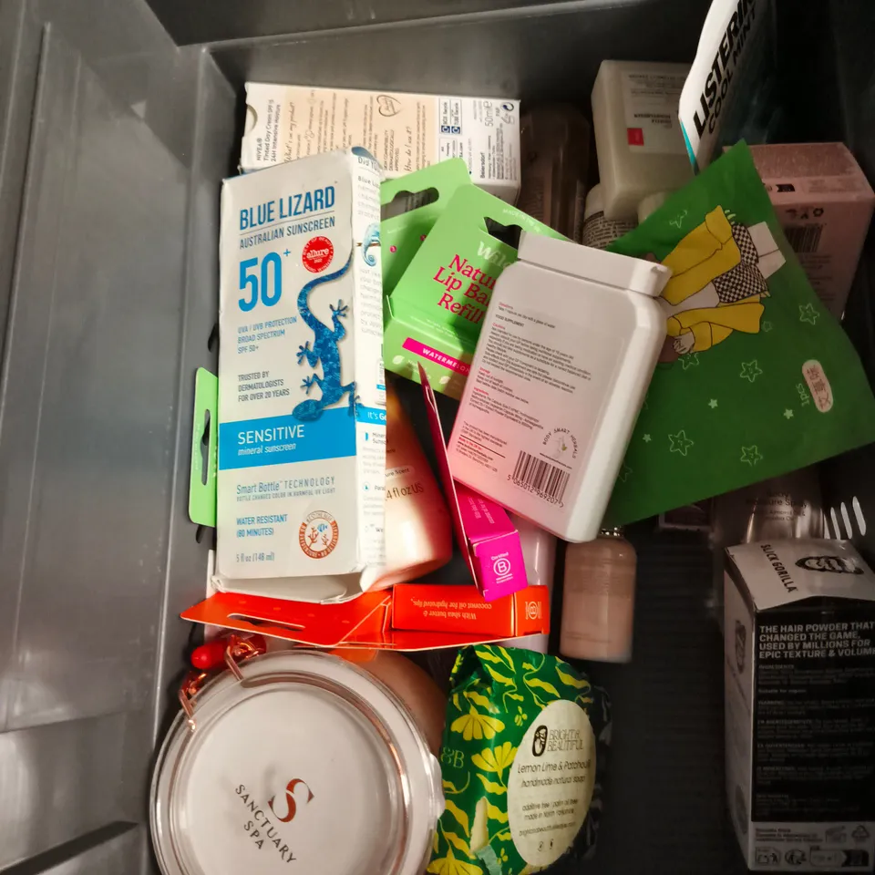 APPROXIMATELY 20 HEALTH AND BEAUTY PRODUCTS TO INCLUDE AUSSIE BRONZE COLOUR CONDITIONER, BIO OIL AND ST TROPEZ SELF TAN SPRAY