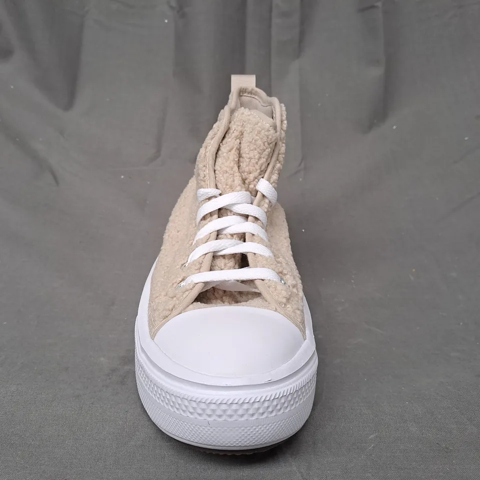 BOXED PAIR OF CONVERSE ALL STAR PLATFORM SHOES IN BEACH STONE/WHITE UK SIZE 5